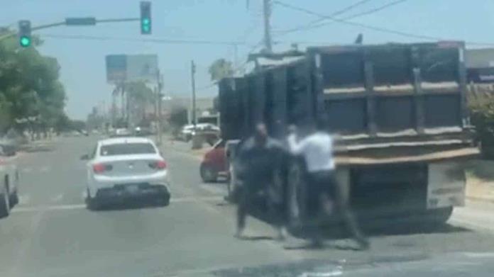 VIDEO | Hombres se agarran a puñetazo limpio en plena calle de Hermosillo