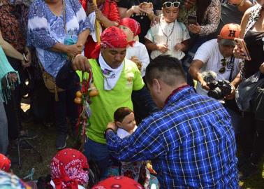 Bañan a San Juan en una alberca