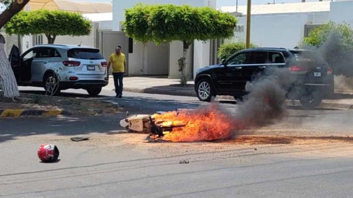Arde motocicleta en la Zona Norte de Ciudad Obregón Arde motocicleta en la Zona Norte de Ciudad Obregón