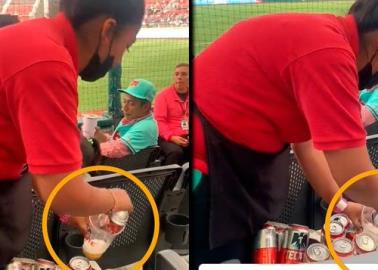 Captan a vendedora de cerveza rellenando vasos en el estadio de los Diablos Rojos del México