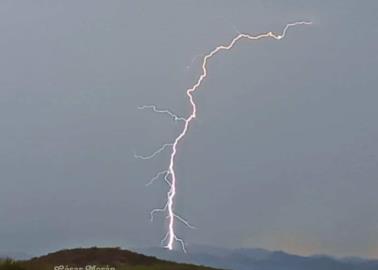 En Sonora caída de rayos en la sierra genera dos incendios forestales; se logra sofocar uno de ellos