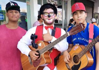 Artista callejero combina la música con la comedia