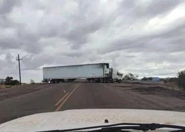 Reportan que presuntos delincuentes bloquean carreteras en Sinaloa
