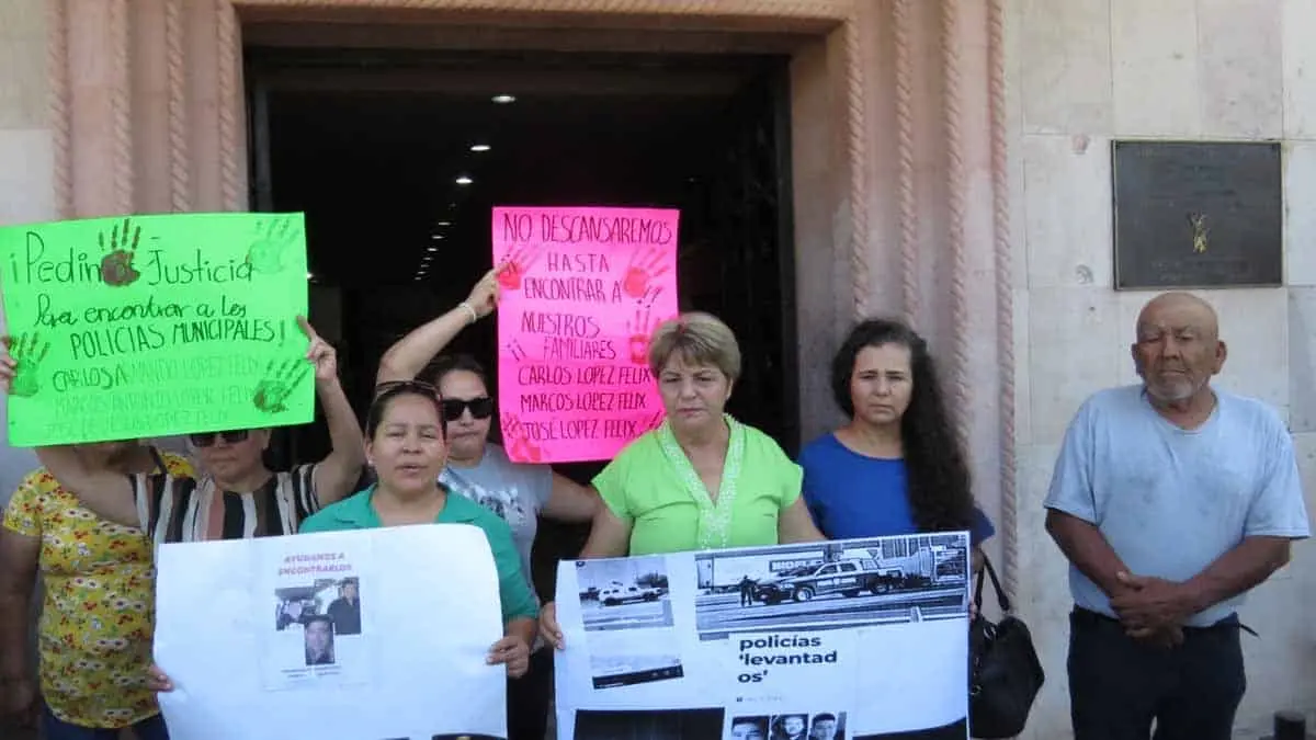 En Cajeme, familiares de los policías "levantados" en Pueblo Yaqui se manifestaron en Palacio Municipal