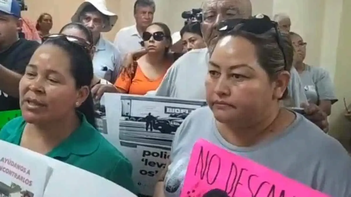 Familiares de policías desaparecidos ingresan a Palacio Municipal de Cajeme