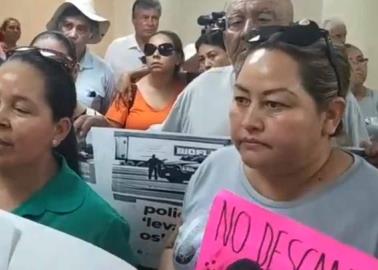 Familiares de policías desaparecidos ingresan a Palacio Municipal de Cajeme