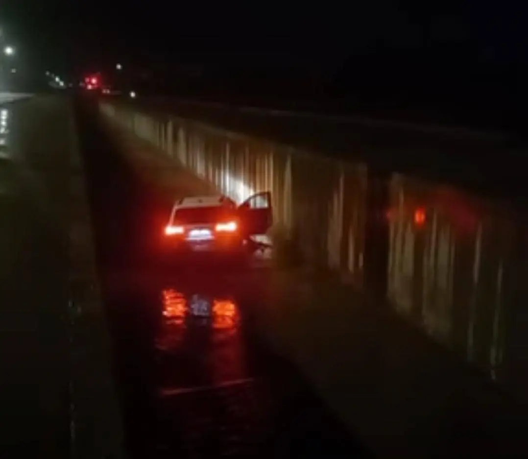 Cae carro al Dren Bordo Nuevo en Cajeme