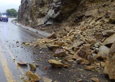 Precaución. Se registra la caída de piedras en carretera de Sonora