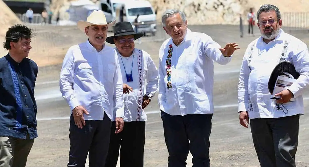 AMLO y Alfonso Durazo supervisan obra carretera en Sonora
