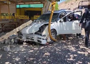 Choca vehículo con puesto de cocos en Guaymas