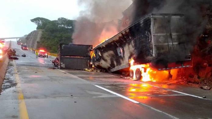 Fuerte choque entre dos trailers deja una persona sin vida consumida por las llamas Fuerte choque entre dos trailers deja una persona sin vida consumida por las llamas