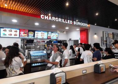 Carls Jr. regala 100  hamburguesas durante su apertura en Navojoa