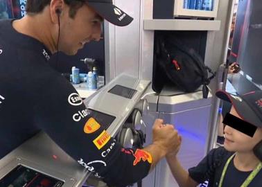 "Checo" Pérez consuela a pequeño aficionado