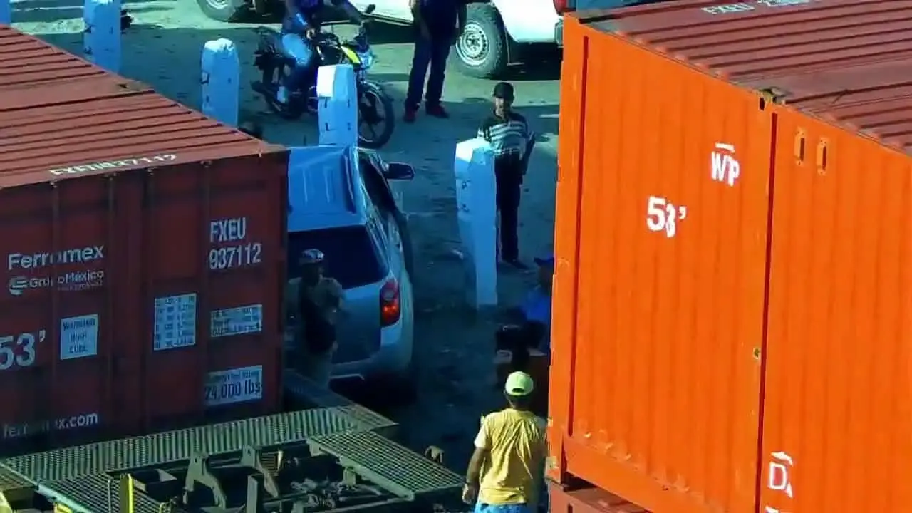 Sonora. Conductora con dos niños se encandila con el sol y se impacta con el tren: milagrosamente salen ilesos