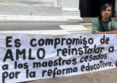 En Navojoa docente pide reinstalación frente a Palacio de Gobierno