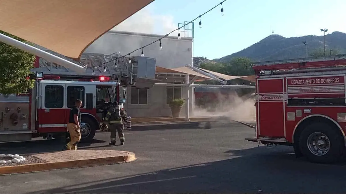 Incendio en restaurante de Hermosillo; bomberos sofocan el fuego