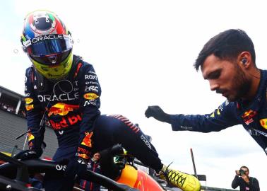 "Checo" Pérez choca con Lewis Hamilton y queda fuera del sprint