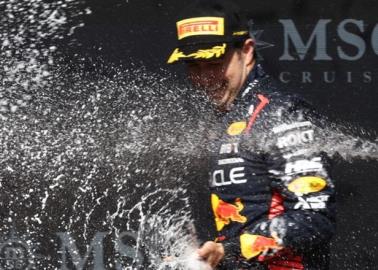 Checo Pérez se sube al podio en segundo lugar Checo Pérez se sube al podio en segundo lugar