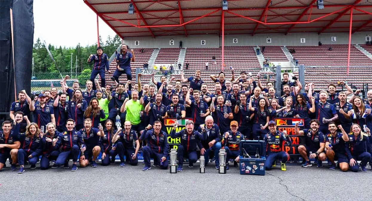 VIDEO | Max Verstappen repite trofeo roto