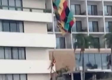 VIDEO | Mujer en paracaídas queda colgada del balcón en un hotel de Mazatlán