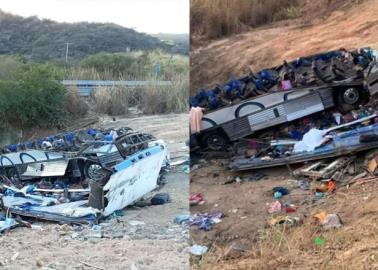 En Nayarit mueren 15 tras caída de autobús de pasajeros a barranco