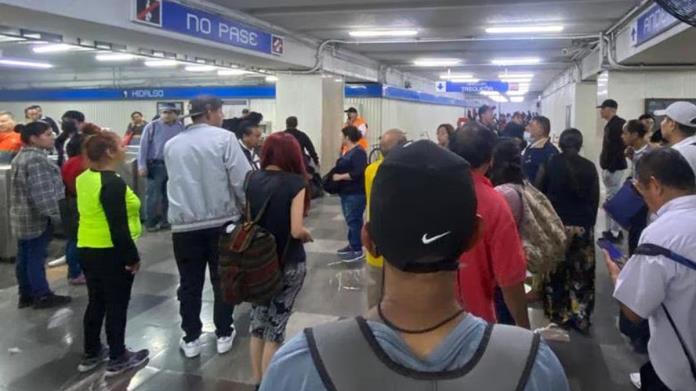 Tragedia en el Metro: lanza a su novia a las vías y se tira tras ella; ambos murieron Tragedia en el Metro: lanza a su novia a las vías y se tira tras ella; ambos murieron