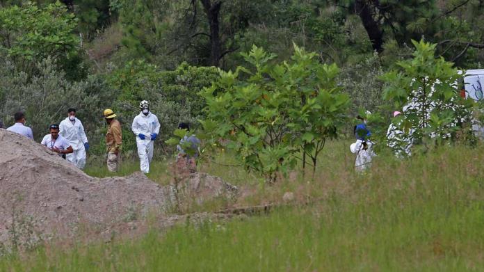 Localizan fosa clandestina con restos humanos