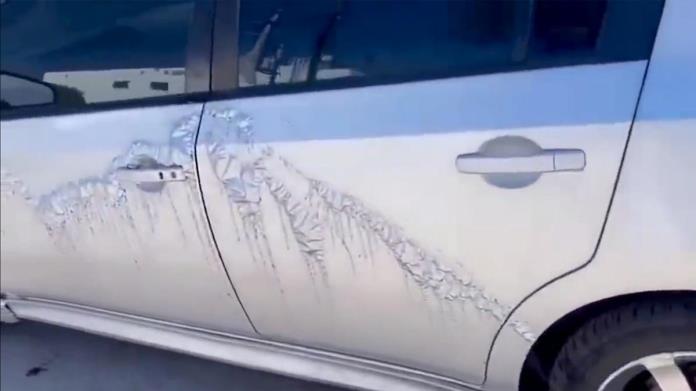 VIDEO | Desquiciada mujer daña la carrocería de varios carros en Hermosillo VIDEO | Desquiciada mujer daña la carrocería de varios carros en Hermosillo
