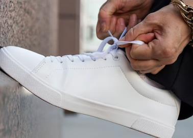 Consejos para lavar tus tenis blancos y evitar que les salgan manchas amarillas