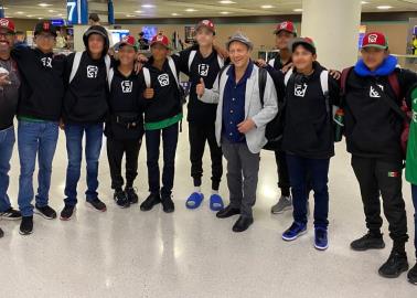 Rob Schneider convive con los ni&ntilde;os de la Liga Mario Mendoza de Navojoa