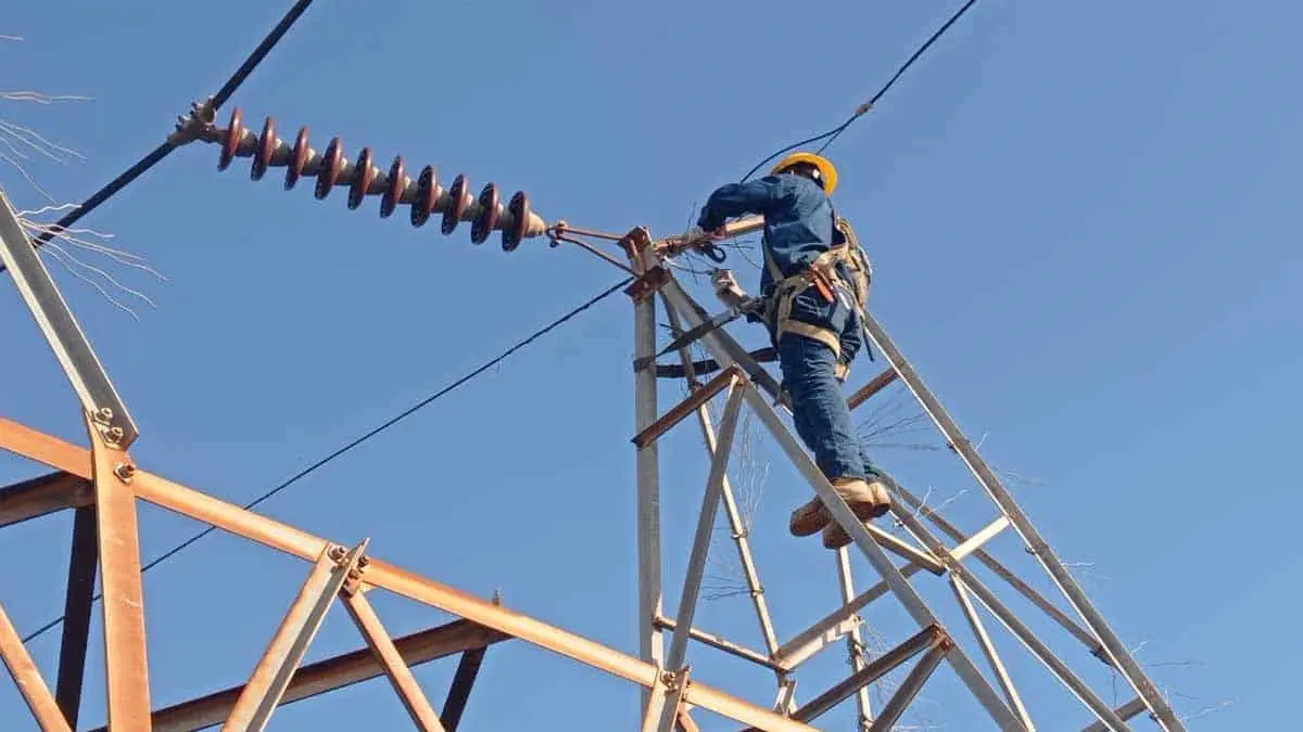 VIDEO | En protesta por falta de luz, atan a empleado de CFE a poste