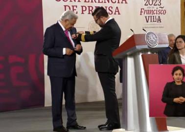 AMLO recibe primeras alas y se convierte en "el primer piloto" de Mexicana de Aviación