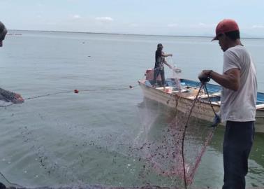 En el puerto pesquero de Yavaros pescadores se preparan para la captura del camarón