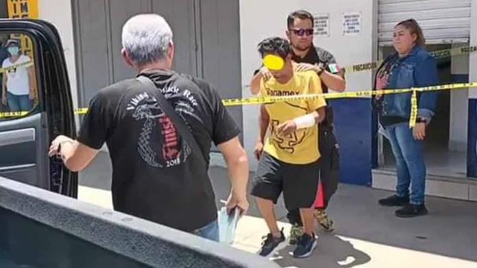 Niño muere en consultorio de farmacia; madre acusa al padrastro de asesinarlo a golpes