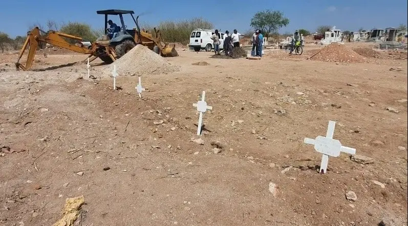 Navojoa sepulta a 25 personas sin identificar; las familias aún pueden reclamarlos