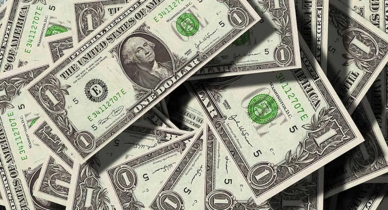 Superpeso se posiciona por arriba del dólar