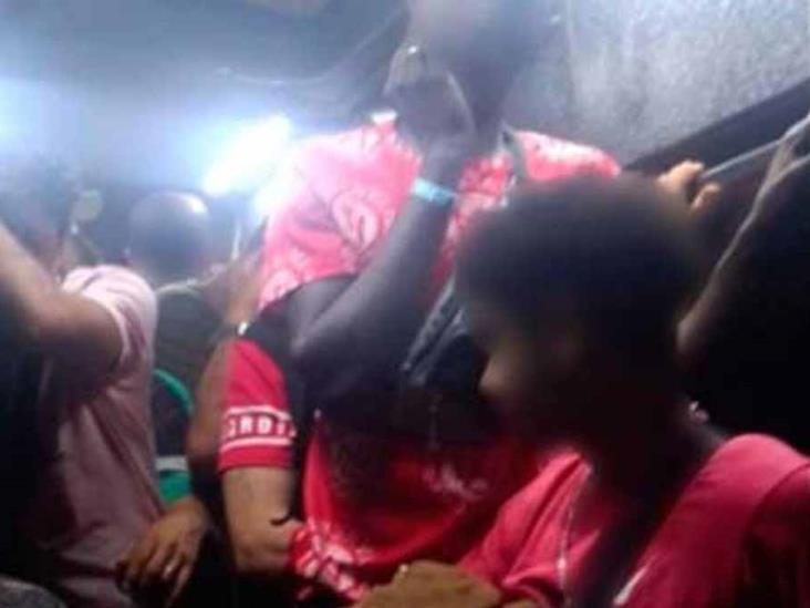 Rescatan 137 migrantes de África en carretera de Veracruz Rescatan 137 migrantes de África en carretera de Veracruz