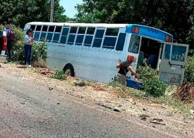 En Sonora choca camión de pasajeros y una vagoneta cerca del municipio de San Ignacio Río Muerto