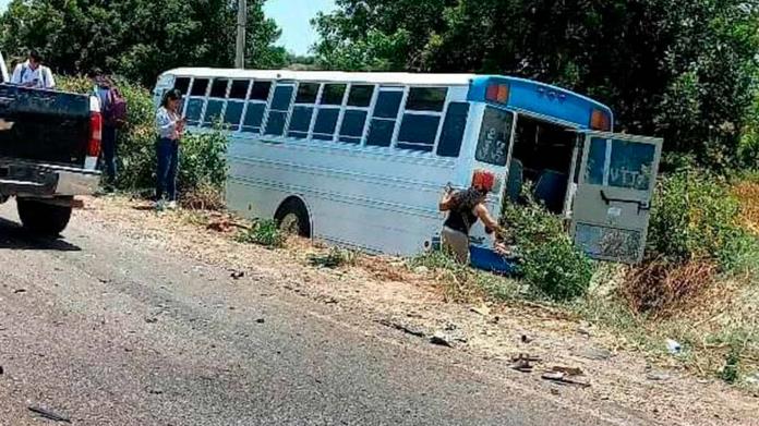 En Sonora choca camión de pasajeros y una vagoneta cerca del municipio de San Ignacio Río Muerto