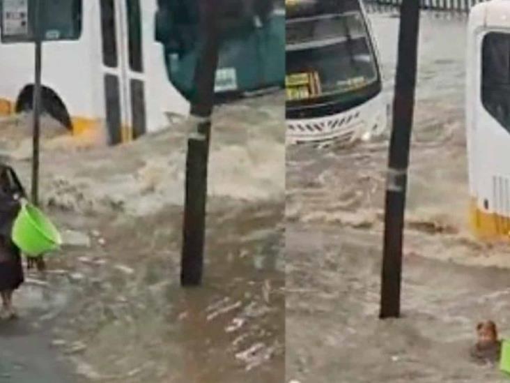 #VIDEO Tumba ola en aguas negras a abuelita en Estado de México #VIDEO Tumba ola en aguas negras a abuelita en Estado de México