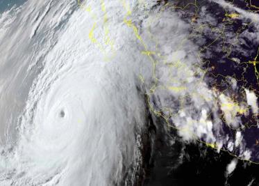 Huracán "Hilary" se degrada a categoría 3, pero se mantiene alerta amarilla en Sonora Huracán "Hilary" se degrada a categoría 3, pero se mantiene alerta amarilla en Sonora