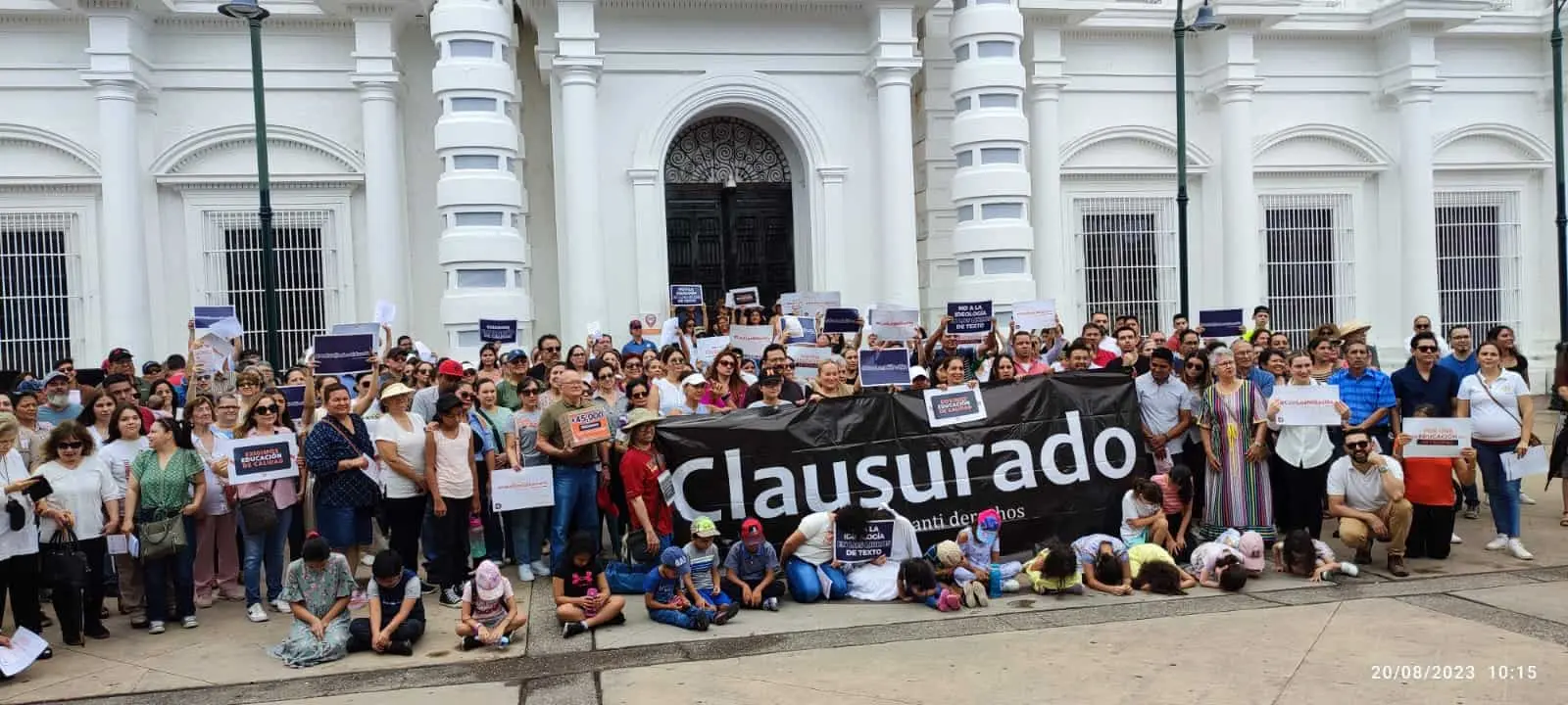 En Hermosillo se manifiestan en rechazo a los nuevos libros de texto