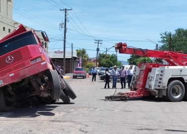 Se hunde camión de carga en socavón en Ciudad Obregón