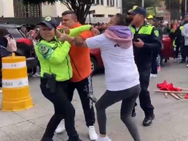 VIDEO |Simpatizantes de Morena agarran a golpes a policías durante evento de Claudia Sheinbaum VIDEO |Simpatizantes de Morena agarran a golpes a policías durante evento de Claudia Sheinbaum