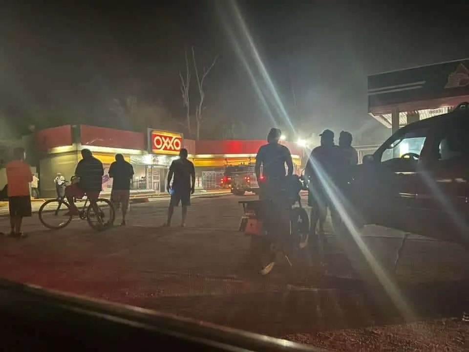 Arde Vícam; delincuentes incendian una tienda de conveniencia