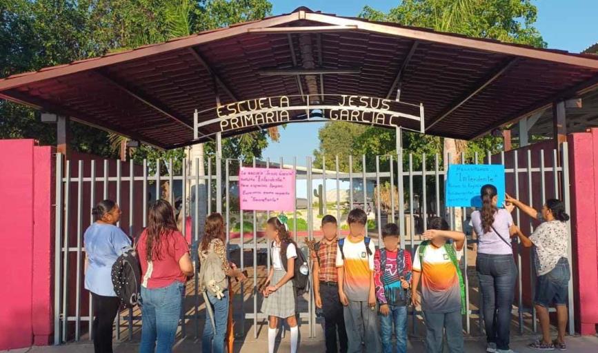 En pleno regreso a clases cierran escuela por falta de intendente en Huatabampo