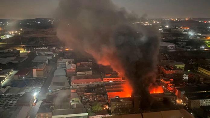 Se incendia un edificio y deja más de 70 muertos incluidos niños en Sudáfrica Se incendia un edificio y deja más de 70 muertos incluidos niños en Sudáfrica