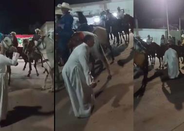 VIDEO | A ritmo del pascola sacerdote baila "El Mazo" mientras bendice a participantes de cabalgata en Bácum