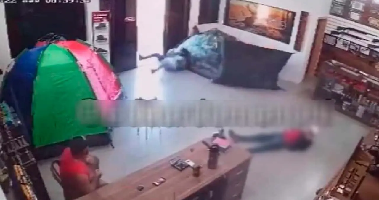 VIDEO | Ingresan a una tienda de armas a robar y en menos de 10 segundos son baleados por el dueño