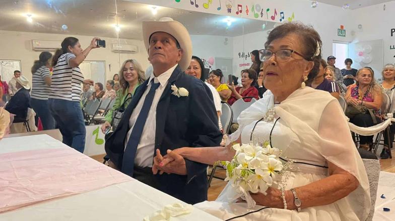 VIDEO | Adultos mayores consuman su amor en Cajeme al protagonizar su Boda de Fantasía